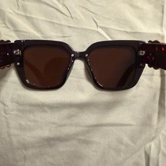 Gucci Women's Brown Sunglasses with Gold Accents - Picture 2 of 5